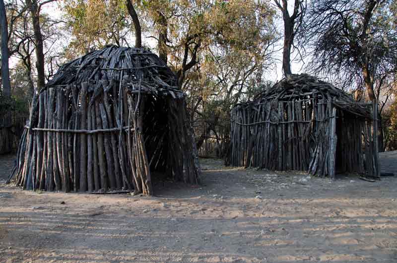18 - Namibia - Tsintsabis - poblado Bosquimano - viviendas